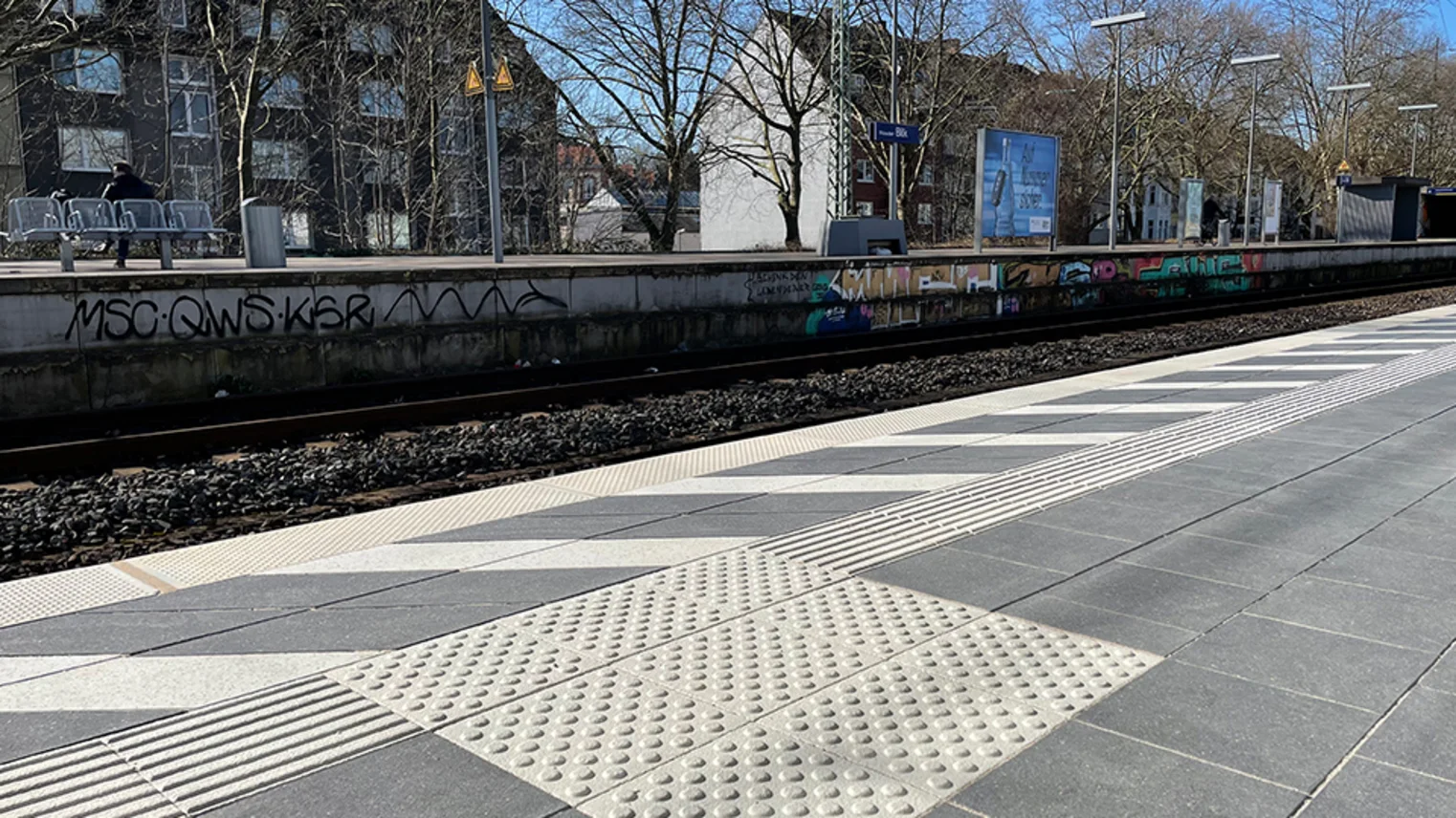 Das taktile Leitsystem am neuen Regionalbahnsteig