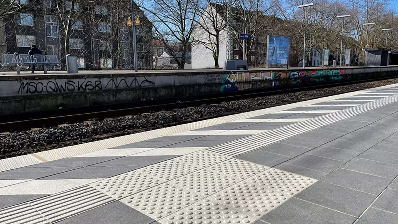 Das taktile Leitsystem am neuen Regionalbahnsteig