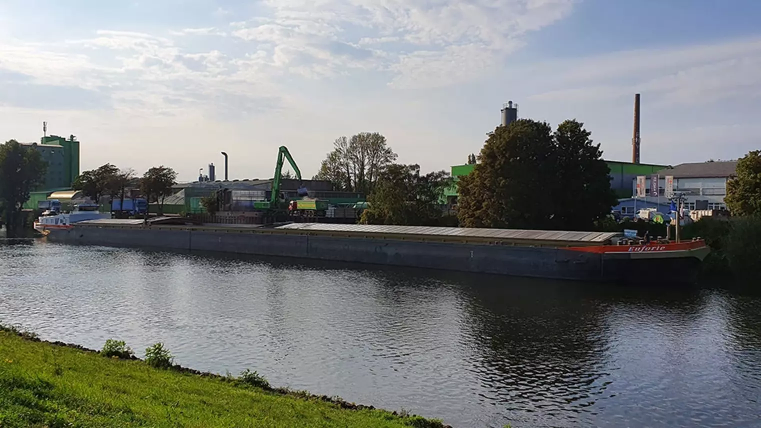 Ein Binnenschiff liegt vor Anker