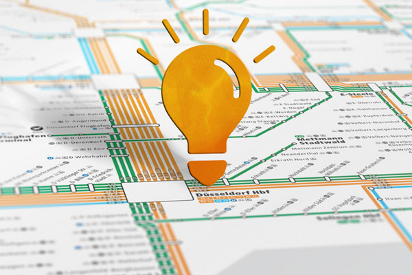 Ausschnitt eines Schnellverkehrsplans, über dem eine gezeichnete Glühbirne zu sehen ist.