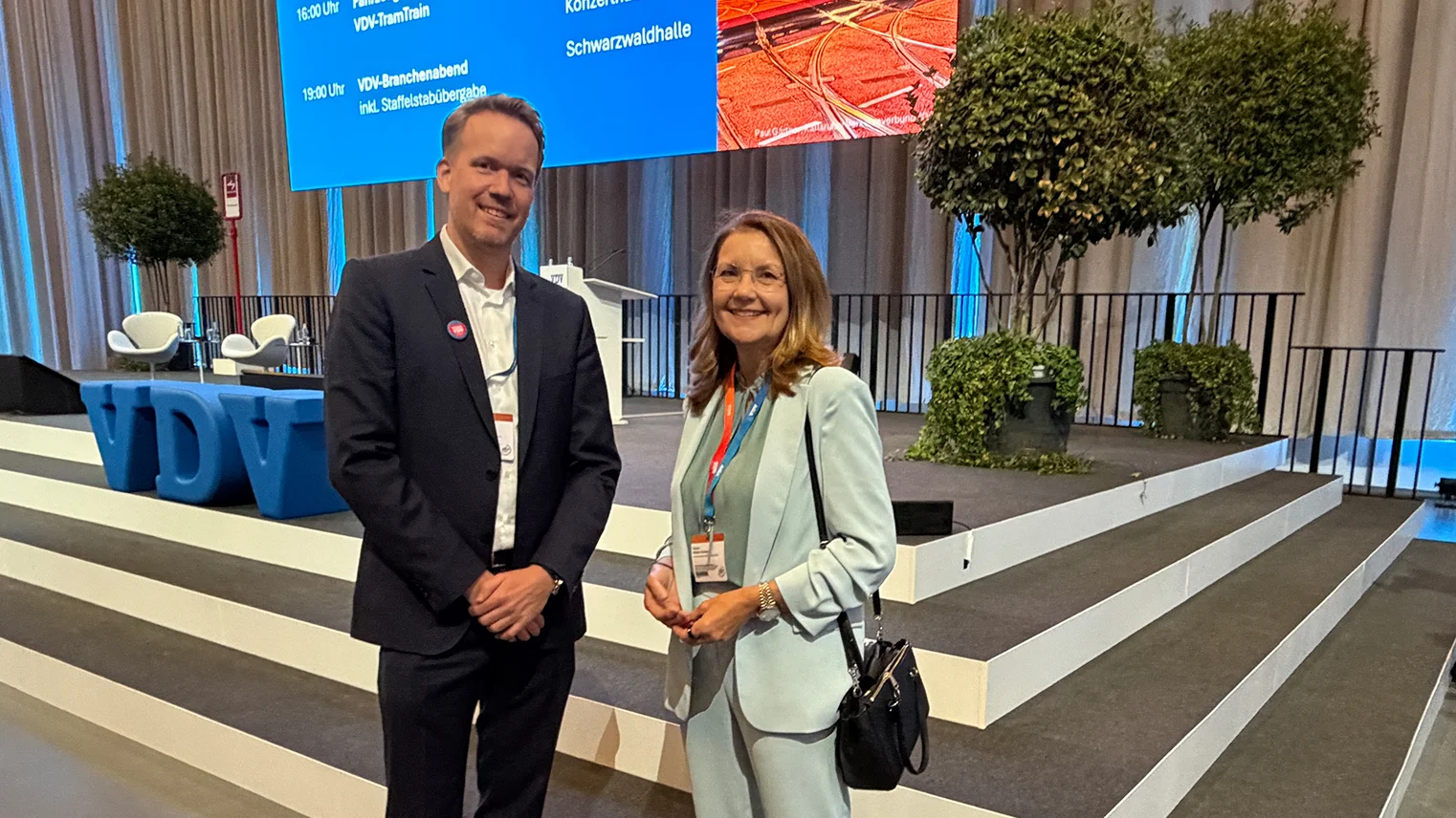 © VRR VDV-Jahrestagung 2026: Lars Wagner, Leiter Geschäftsbereich Strategie und Kommunikation(links), und Simone Mathea-Schönfeld, VRR-Prokuristin und Abteilungsleiterin Marketing