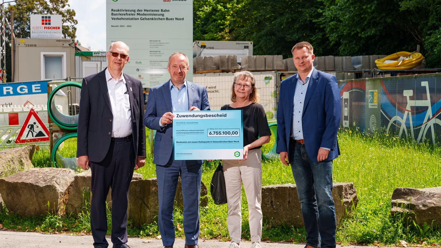 Vertreter DB, VRR und Stadt bei Übergabetermin