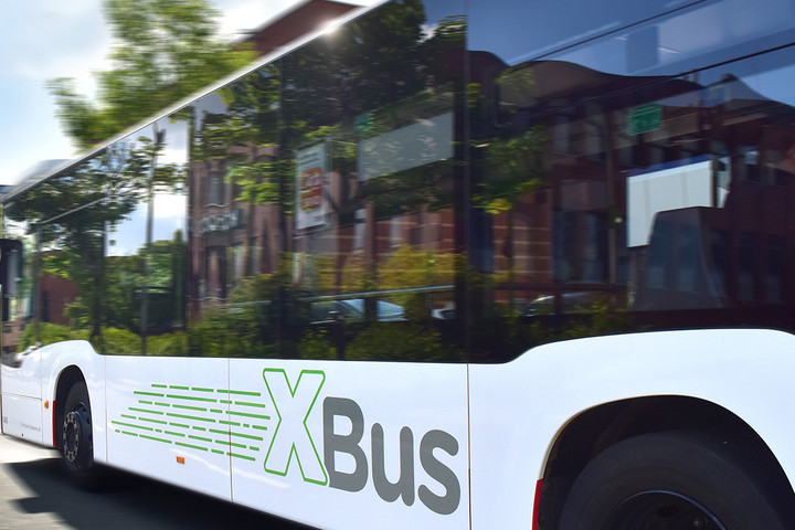 Ein XBus von DSW21 fährt über eine Straße