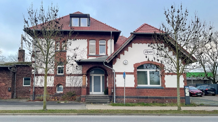 Bahnhofsgebäude in Alpen