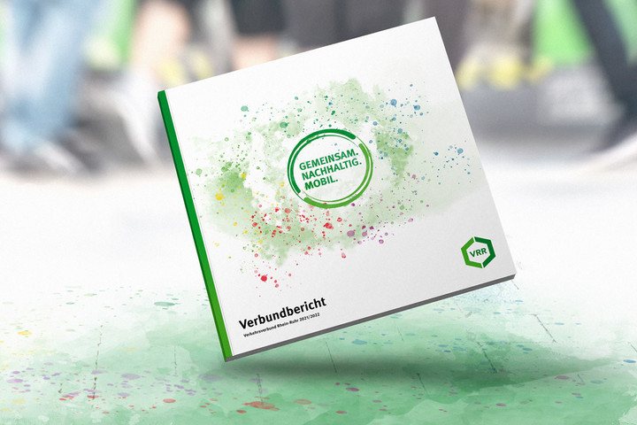 Blick auf den Titel des Verbundberichts 2021/2022