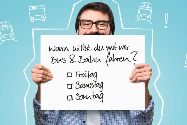 Mann hält Plakat in den Händen auf dem steht: "Wann willst du mit mir Bahn fahren?"