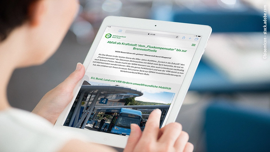 Person hält Tablet in der Hand, im Display ist ein Artikel aus der Magazin-Rubrik "Nachhaltigkeit" zu sehen