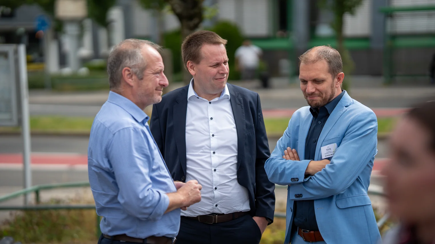 Drei Männer im Gespräch