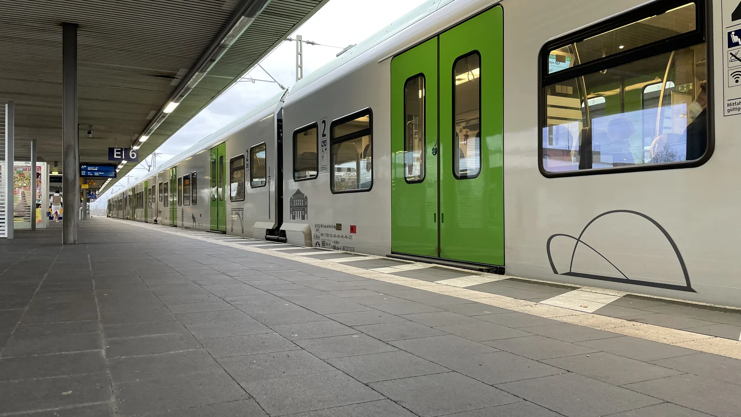 Eine S-Bahn Rhein-Ruhr am Bahnsteig des Bahnhofs Gelsenkirchen
