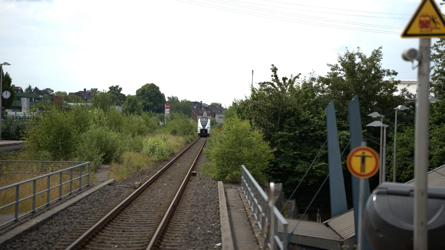 Ein Zug in der Anfahrt am Bahnsteig