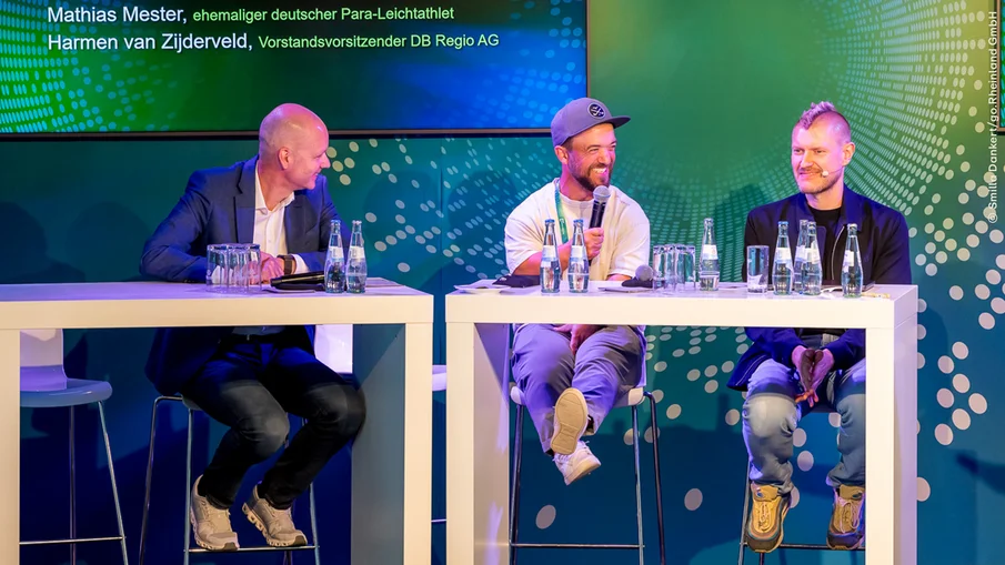 NRW-Mobilitätsforum 2026: Teilnehmende der Veranstaltung auf dem Podium