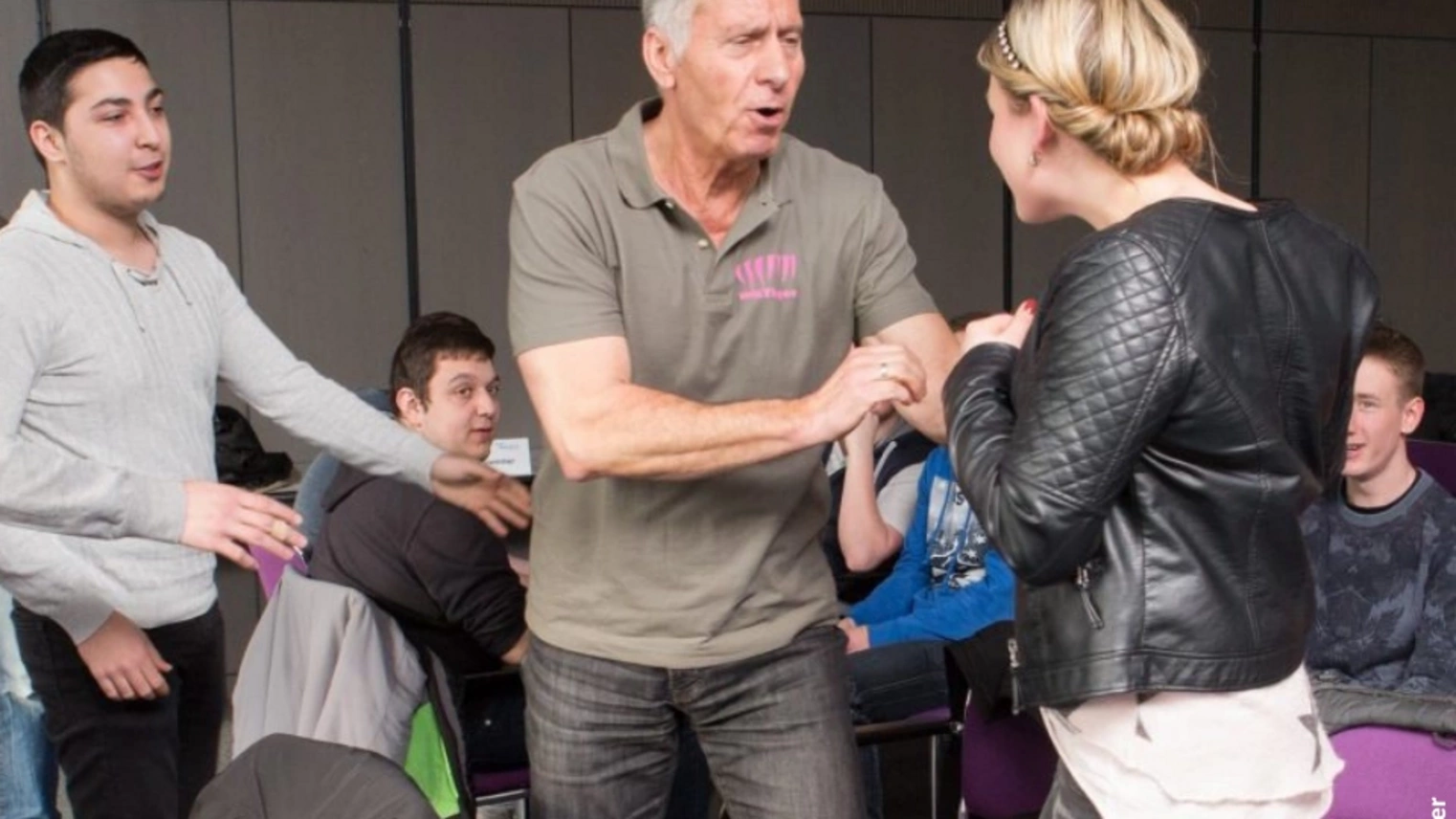 Ein muTiger-Trainer bei einer Übung mit Kursteilnehmenden