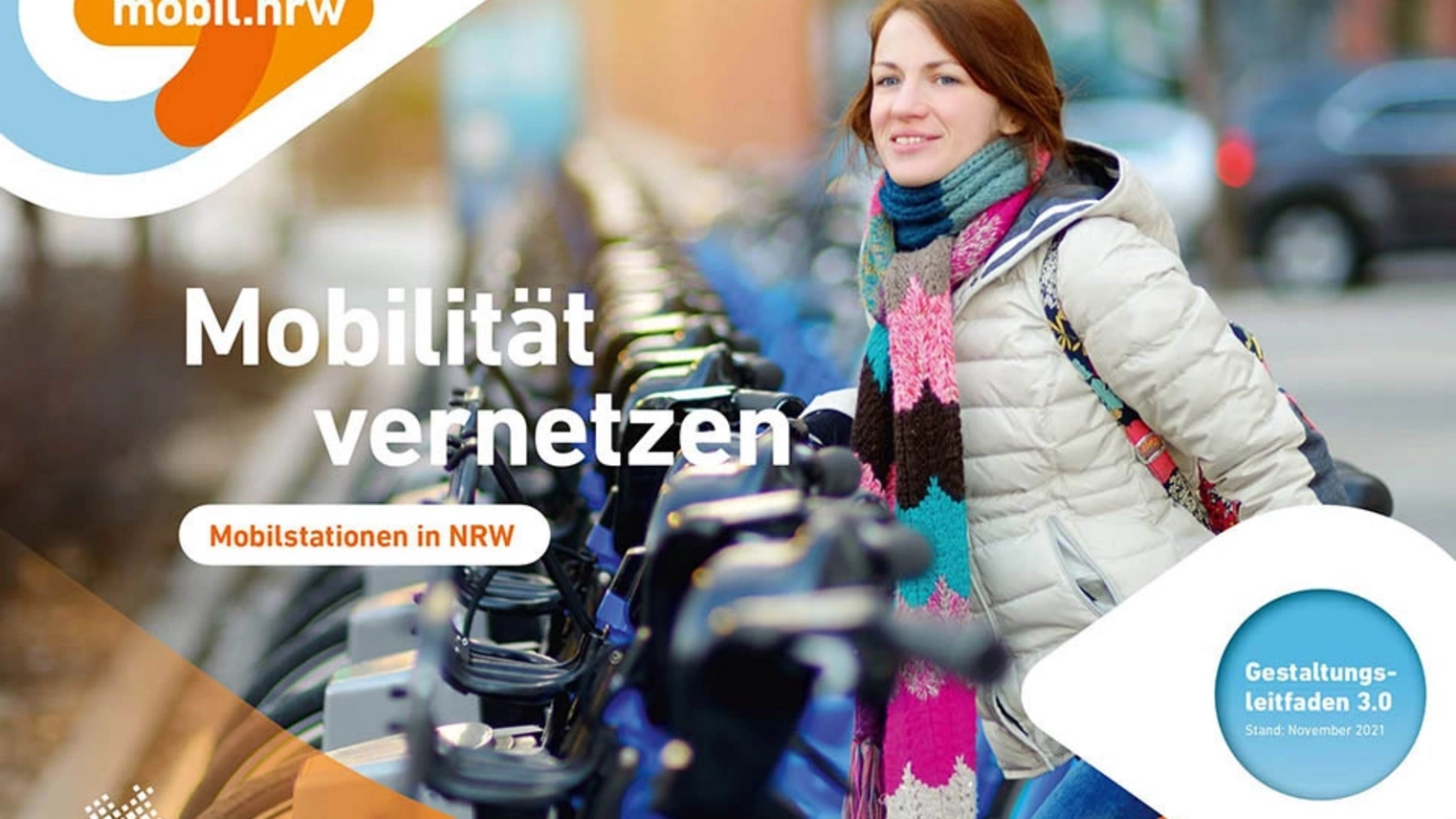 Eine Frau stellt ein Fahrrad an einer Mobilstation ab