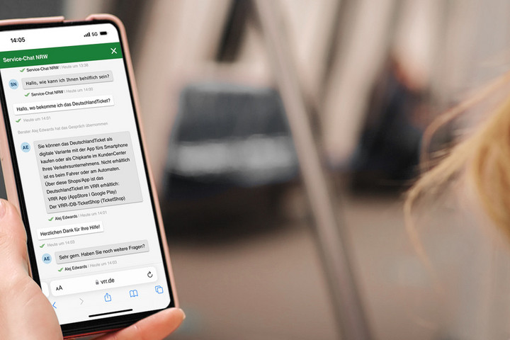 Blick auf ein Smartphone, im Display ist der Service-Chat NRW zu sehen