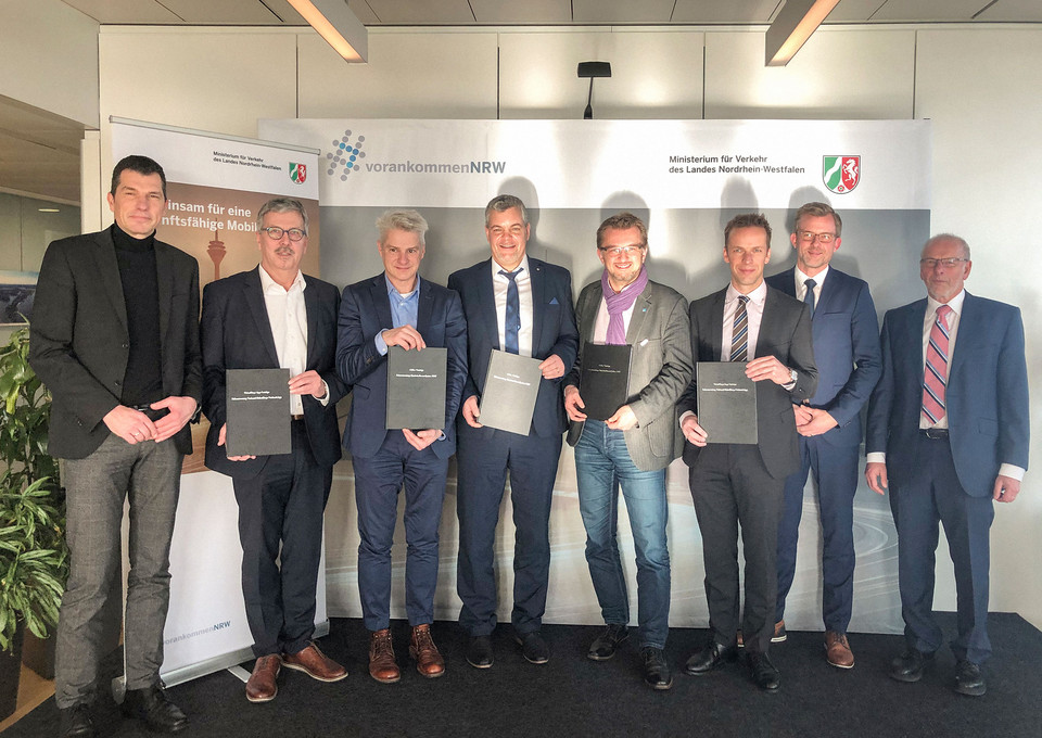 Verantwortliche der Verkehrsunternehmen und Aufgabenträger bei der Vertragsunterzeichnung