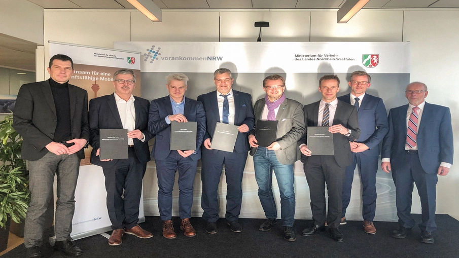 Verantwortliche der Verkehrsunternehmen und Aufgabenträger bei der Vertragsunterzeichnung