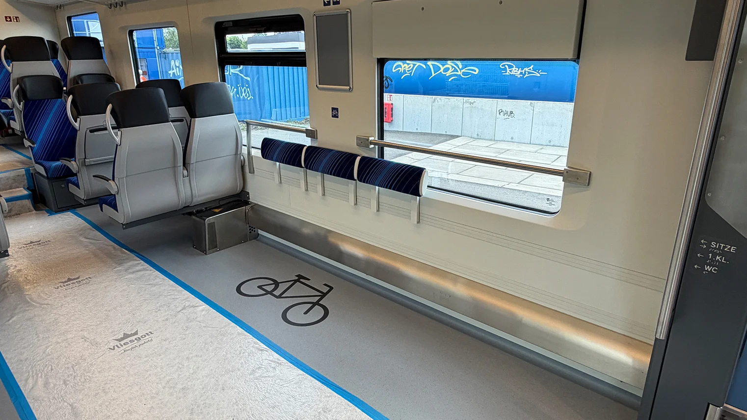 © VRR Vorstellung der BEMU-Fahrzeuge von CAF: Mehrzweckbereich des Zuges mit Abstellmöglichkeiten für Fahrräder