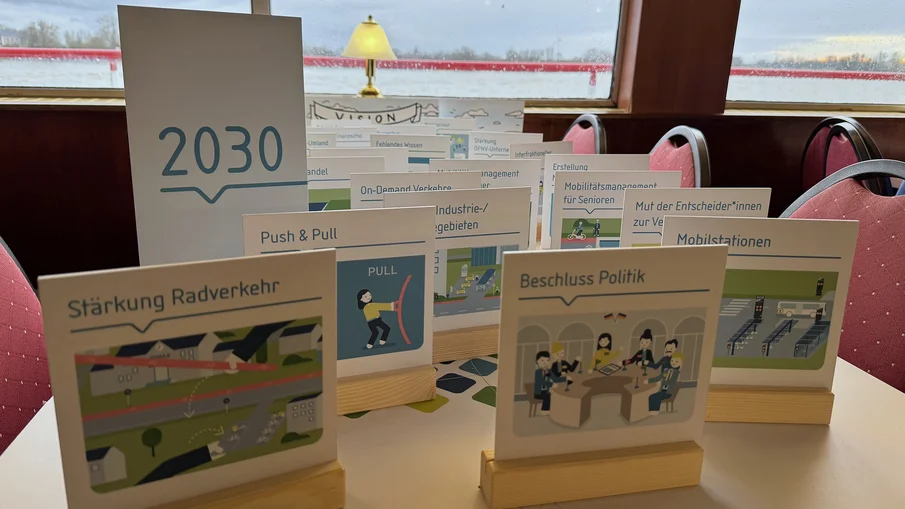 Kommunalpolitisches Forum Rees: Blick auf Unterlagen des ZNM