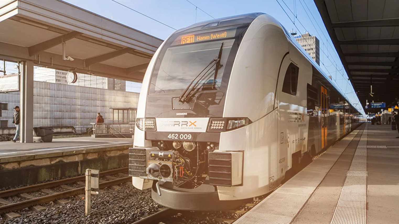 Ein Rhein-Ruhr-Express steht an einem Bahnhof