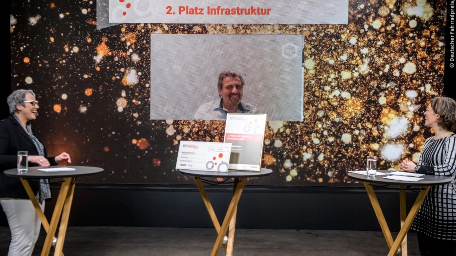 Michael Zyweck empfängt den Deutschen Fahrradpreis per digitaler Videoschalte