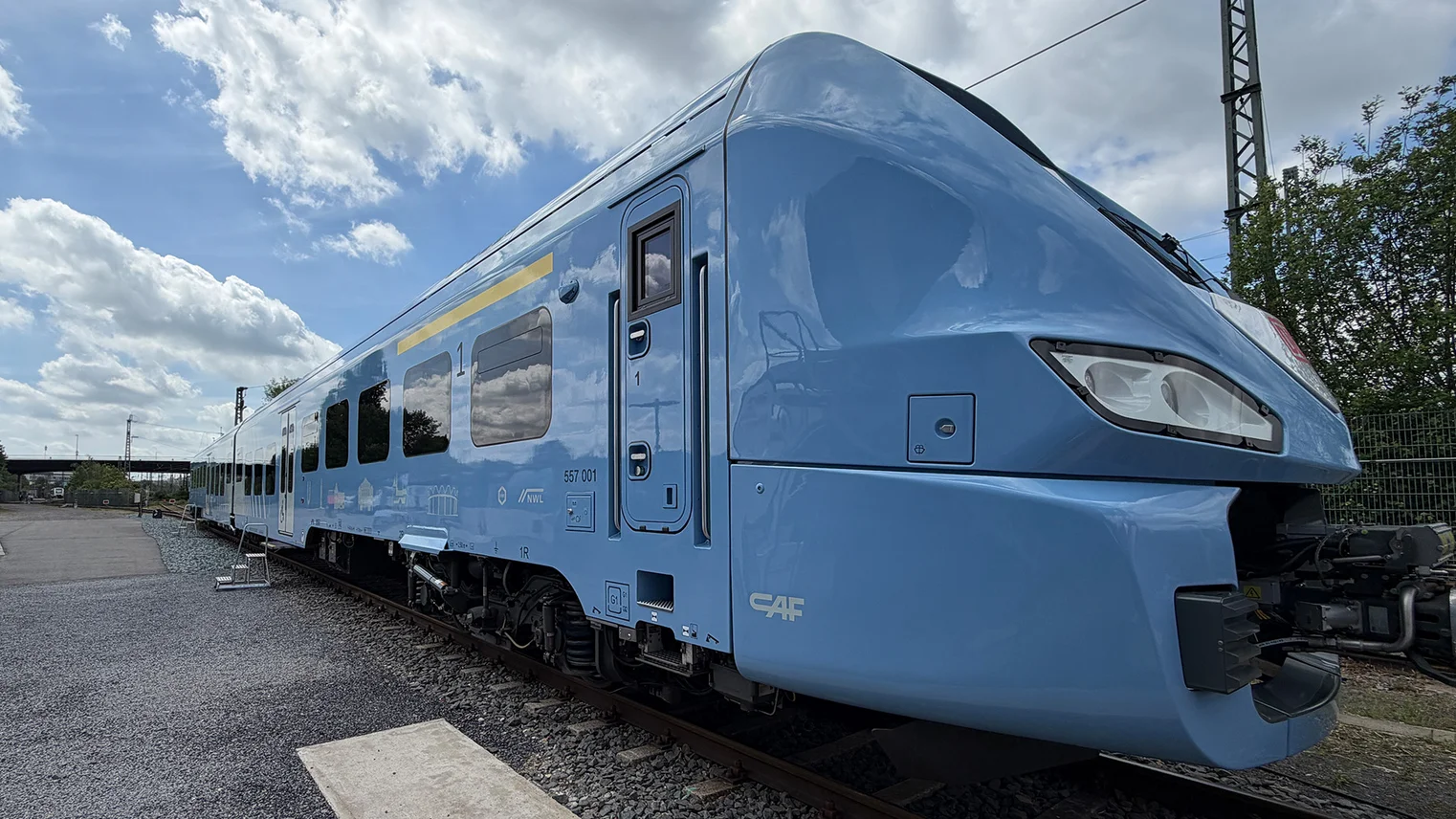 © VRR Vorstellung der BEMU-Fahrzeuge von CAF: Seitenansicht des Zuges