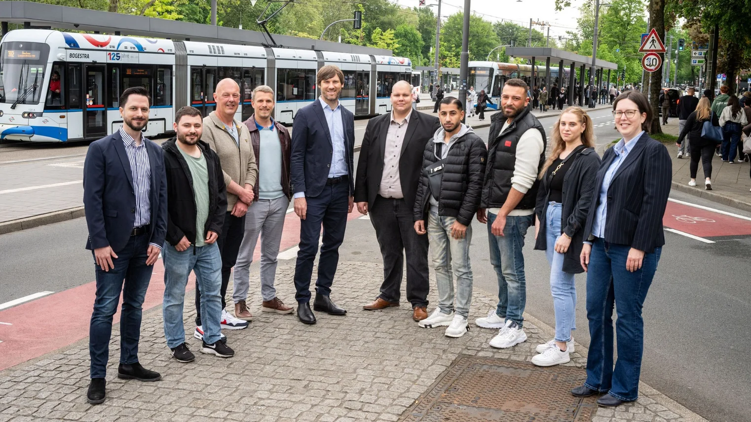 Pöhnert / IHK Nord Westfalen Eine Gruppe von Menschen lächelt in die Kamera (Teilnehmende und Organisatoren der IHK-Fachkraftweiterbildung)