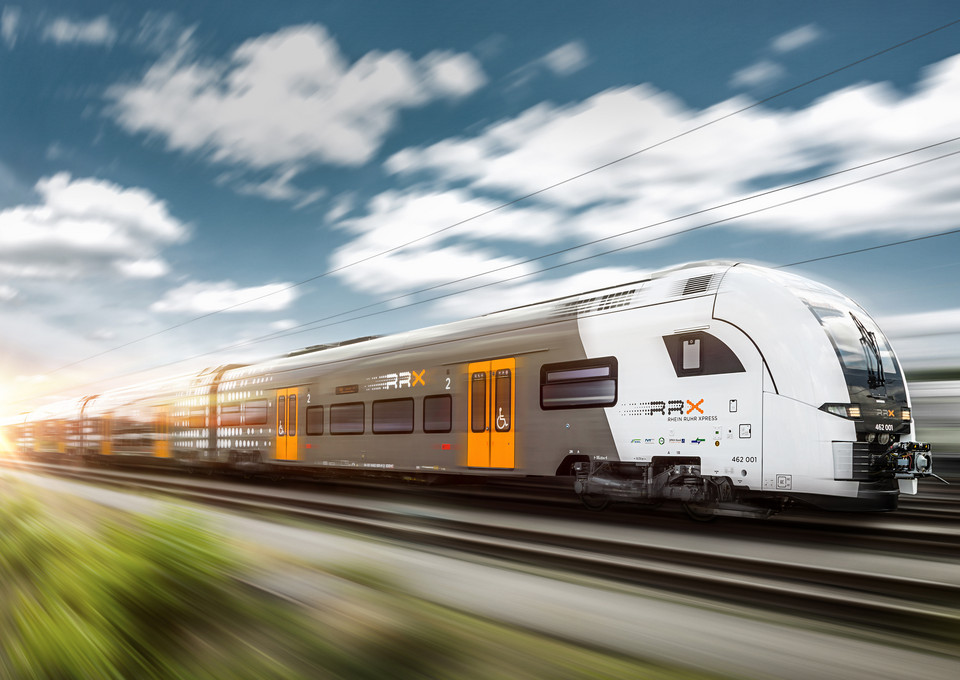 Der Rhein-Ruhr-Express auf den Schienen fahrend.