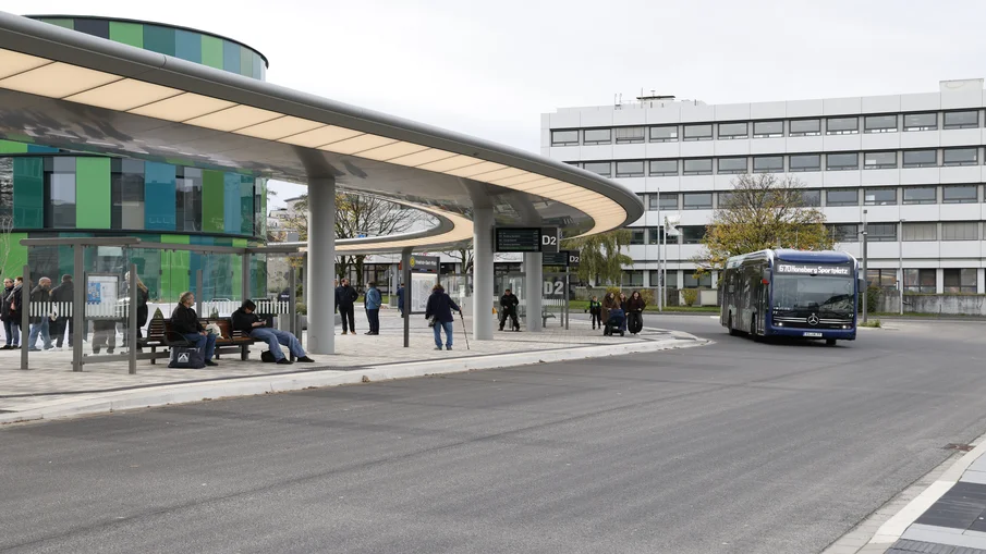 Ein Bussteig des ZOB in Remscheid mit wartenden Menschen - im Hintergrund kommt ein Bus angefahren.