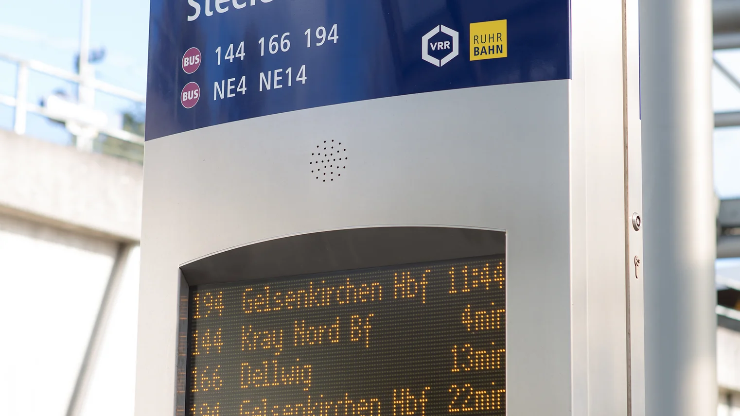 Eine Anzeigetafel am Busbahnhof