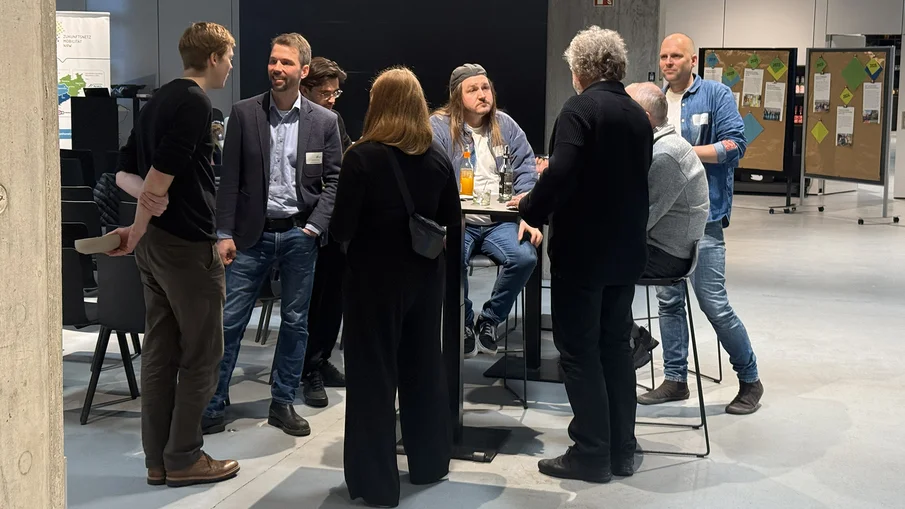 Kommunalpolitisches Forum Düsseldorf: Teilnehmende im Gespräch