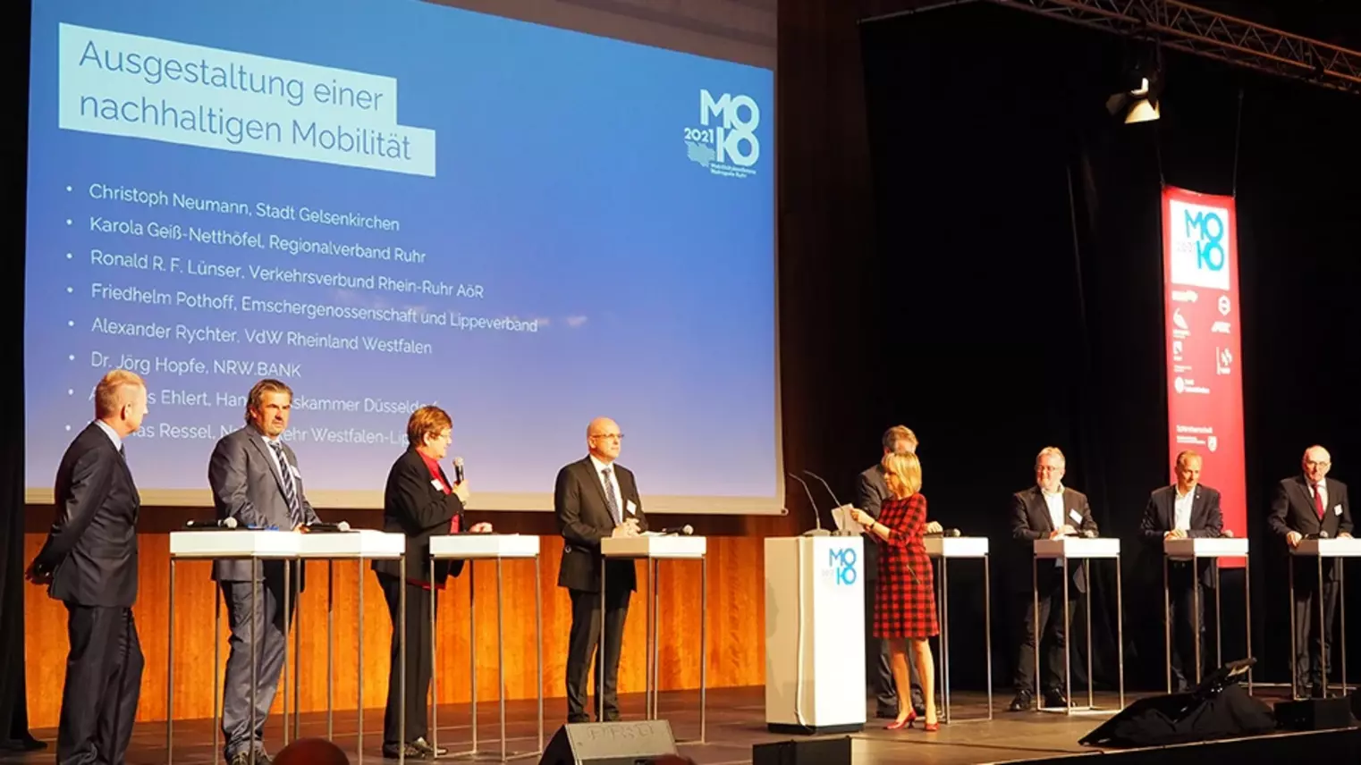 Einige Teilnehmer*innen der Mobilitätskonferenz auf der Bühne