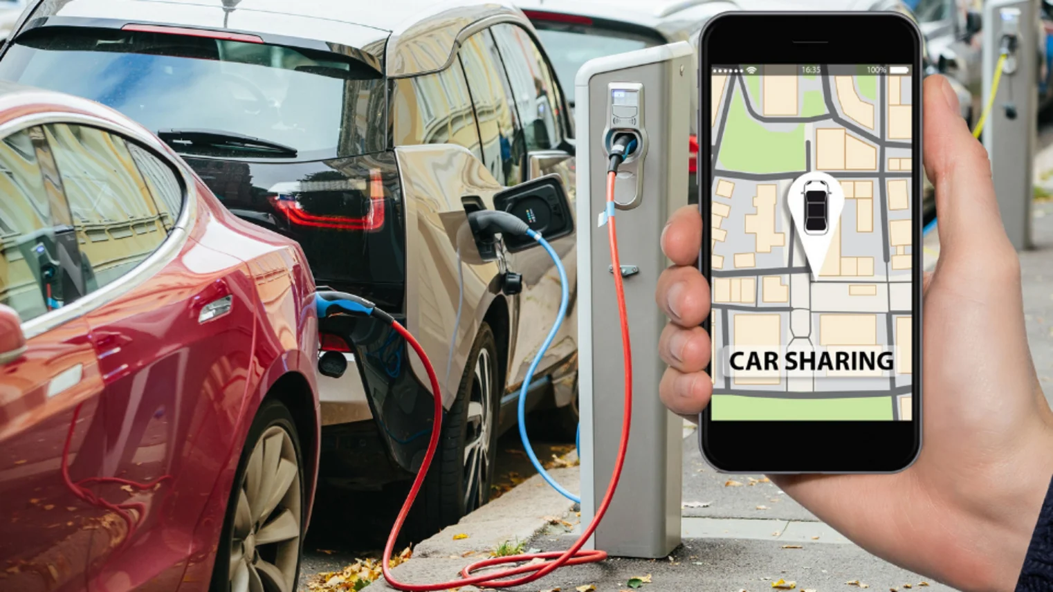 Eine App wird auf dem Handy geöffnet, die Carsharing ermöglicht