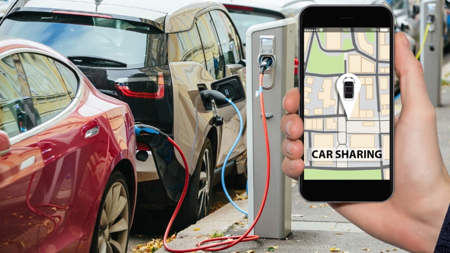 Eine App wird auf dem Handy geöffnet, die Carsharing ermöglicht