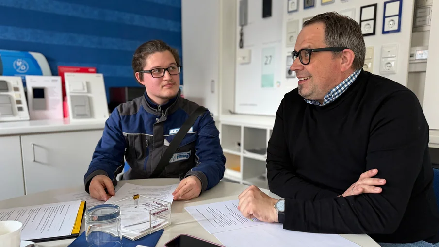 Interview zum DeutschlandTicket für Auszubildende des Elektrohandwerks: Auszubildender Kamil Morawski und Geschäftsführer Christian Muß (v. l. n. r.) 