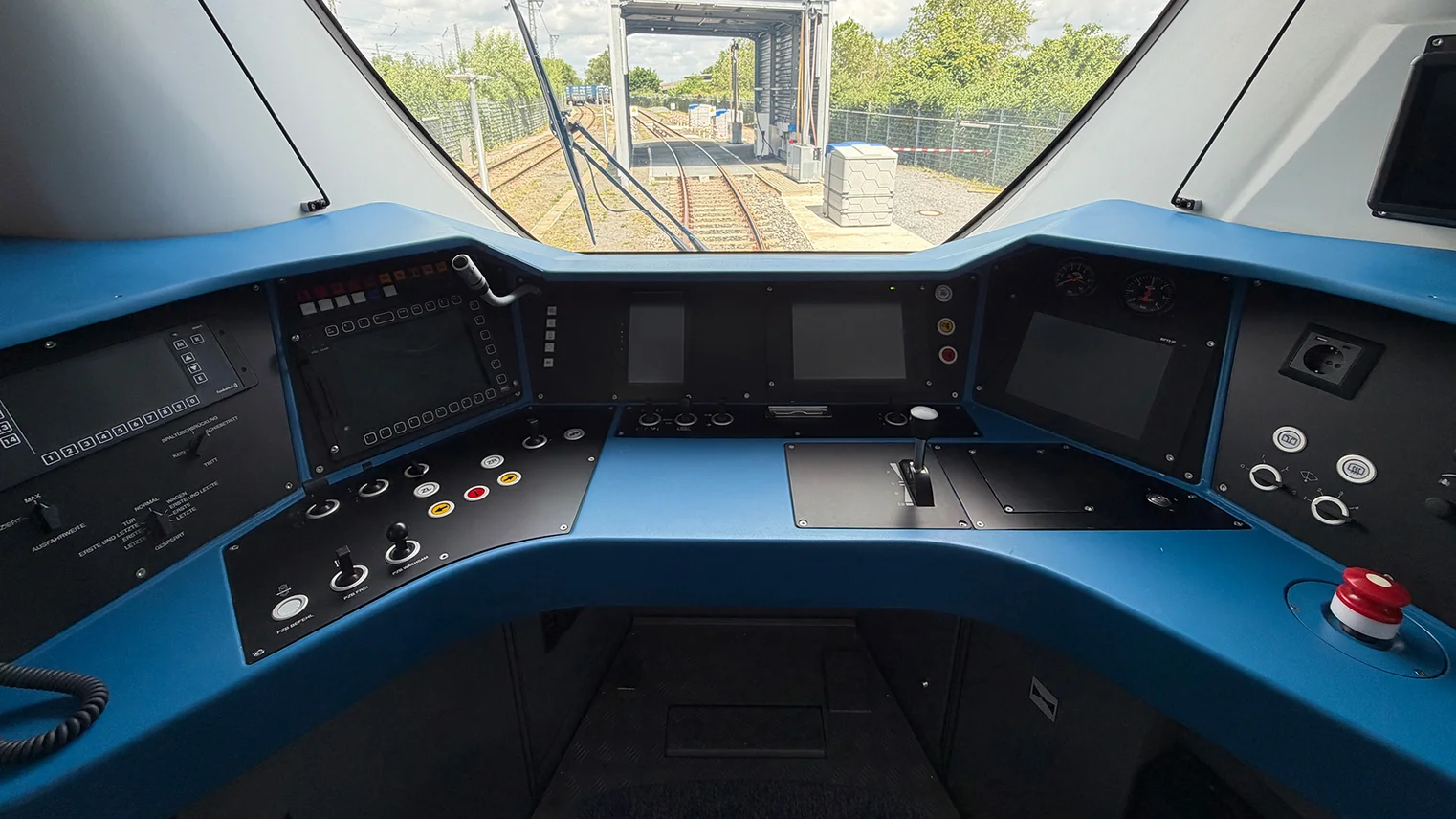 © VRR Vorstellung der BEMU-Fahrzeuge von CAF: Blick in den Führerstand des neuen BEMU-Zuges