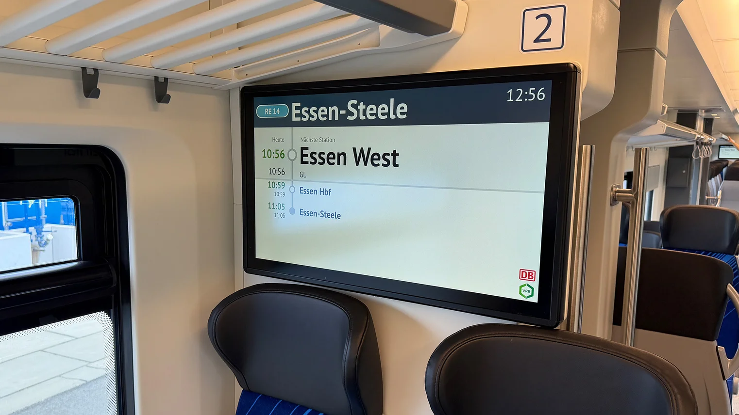 © VRR Vorstellung der BEMU-Fahrzeuge von CAF: digitale Fahrgastinformationsanzeiger im Zug