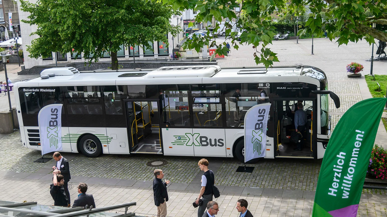 © VRR VRR-Niederrheinkonferenz 2026: Ein XBus vor dem Zeughaus Neuss