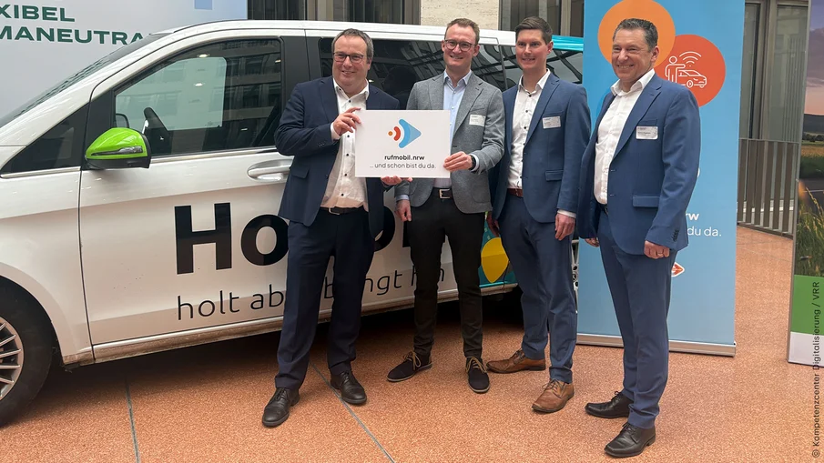 Veranstaltung zur Einführung von rufmobil.nrw: NRW-Verkehrsminister Oliver Krischer mit weiteren Teilnehmern der Veranstaltung