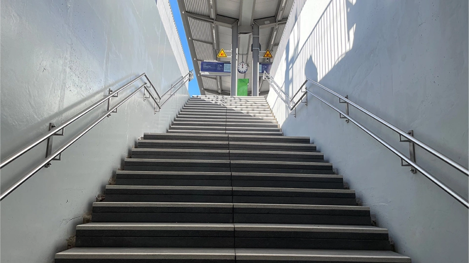 Treppe zum neuen Regionalbahnsteig