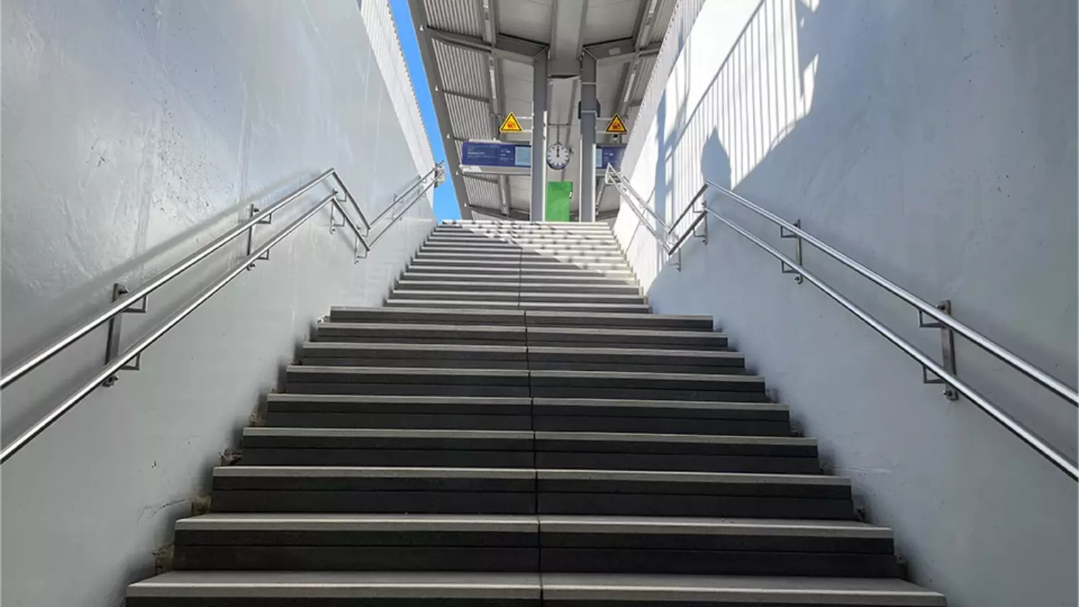Treppe zum neuen Regionalbahnsteig