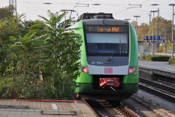 Die grüne S-Bahn Rhein-Ruhr fährt in einen Bahnhof ein