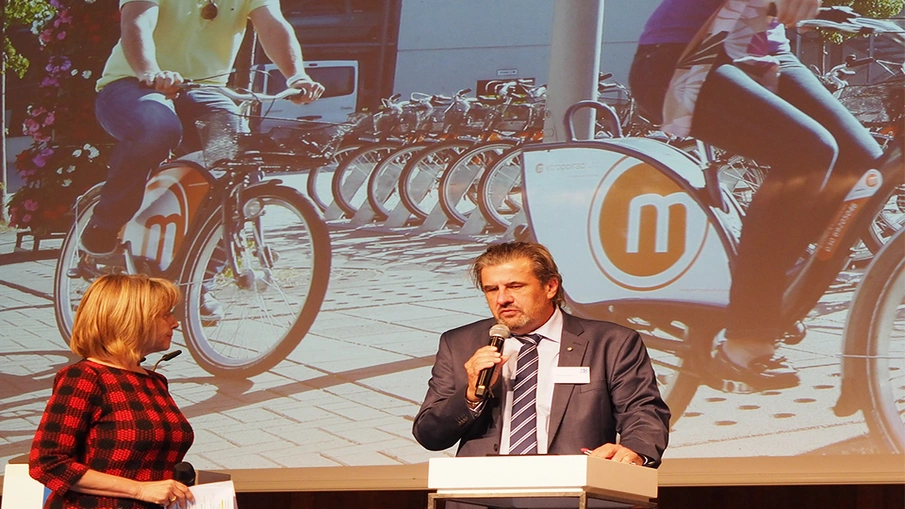 Moderatorin Gisela Steinhauer und VRR-Experte Michael Zyweck auf der Bühne