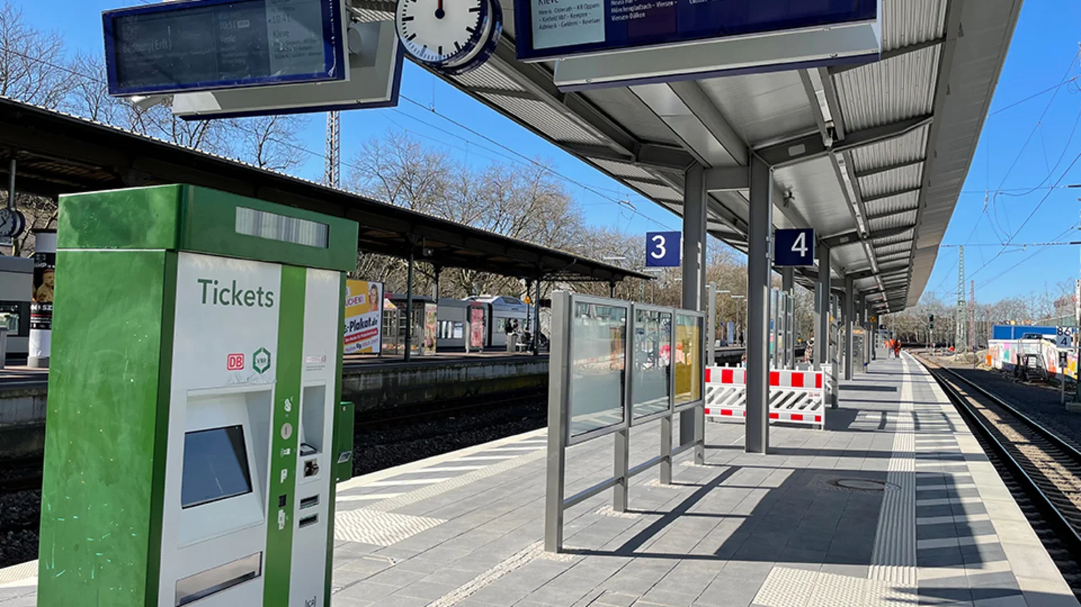 Der neue Regionalbahnsteig mit VRR-Ticketautomaten im Vordergrund, digitalen Fahrgastinformationsanzeigern und Fahrplanaushängen