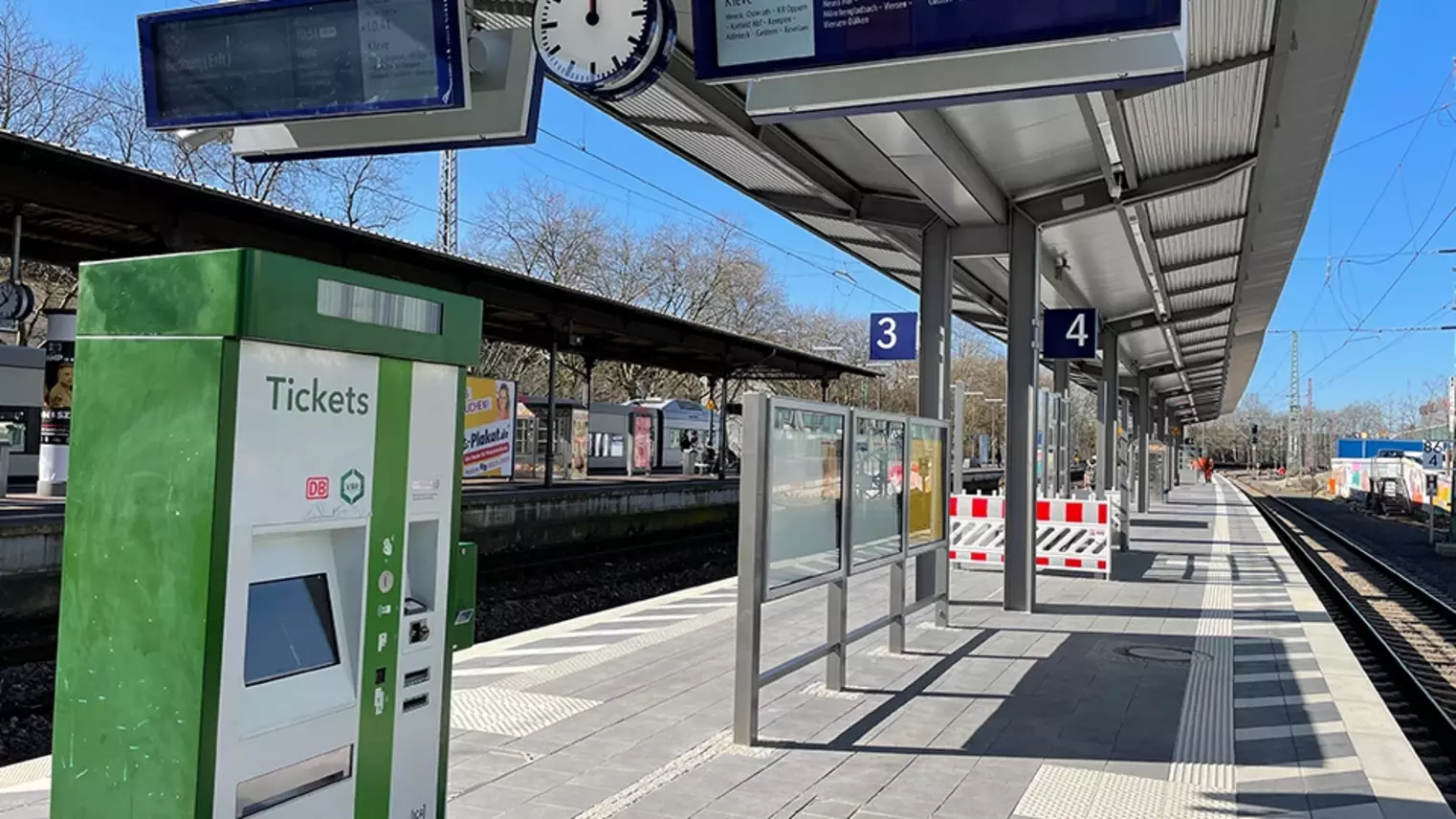 Der neue Regionalbahnsteig mit VRR-Ticketautomaten im Vordergrund, digitalen Fahrgastinformationsanzeigern und Fahrplanaushängen