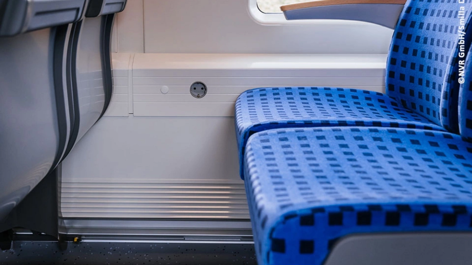 Zwei Sitze und Steckdose in der Bahn