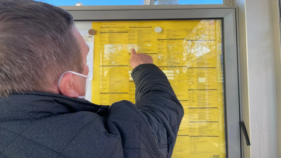 Ein Mann betrachtet den Aushangfahrplan