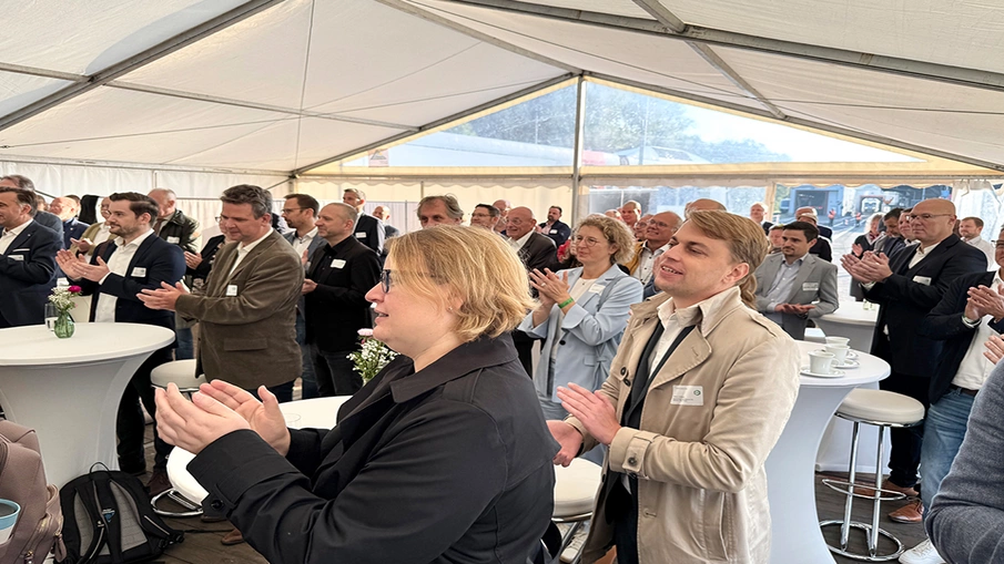 Gäste bei der zentralen Eröffnungsfeier zum Tag der Schiene 2024 in Mettmann