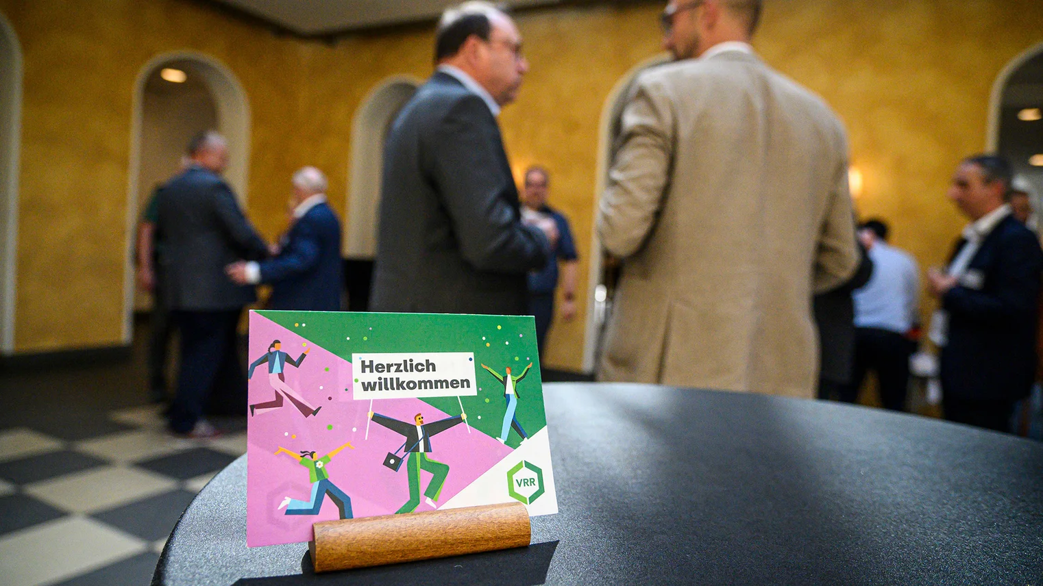 © VRR VRR-Niederrheinkonferenz 2026: ein Willkommens-Schild auf einem Stehtisch