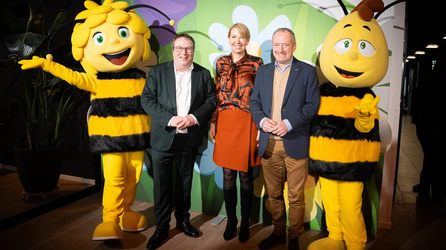 Branchenevent VRR-Tariffrühling: NRW-Verkehrsminister Oliver Krischer, Rheinbahn-Vorstandssprecherin Annette Grabbe, VRR-Vorstandssprecher Oliver Wittke, Biene Maja und Willi