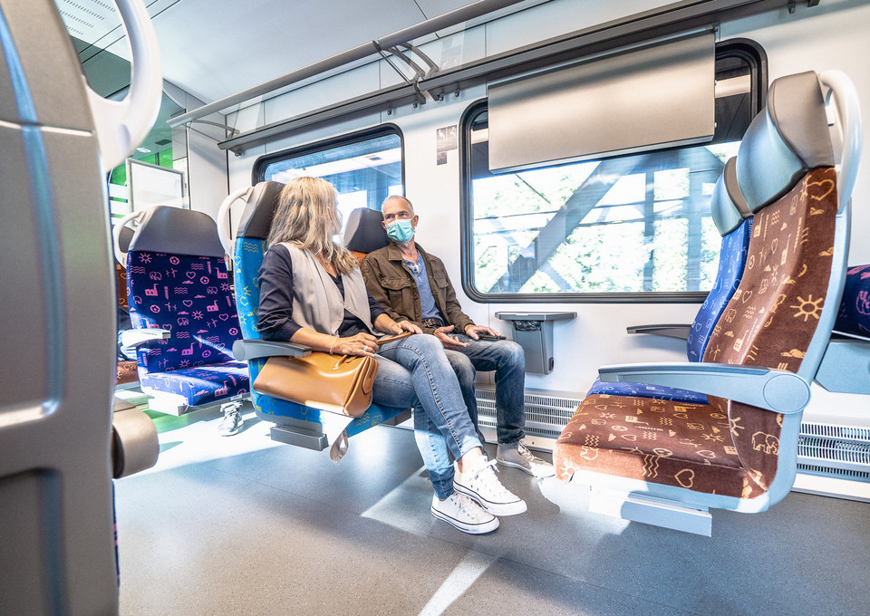 Ein Ehepaar sitzt im Zug
